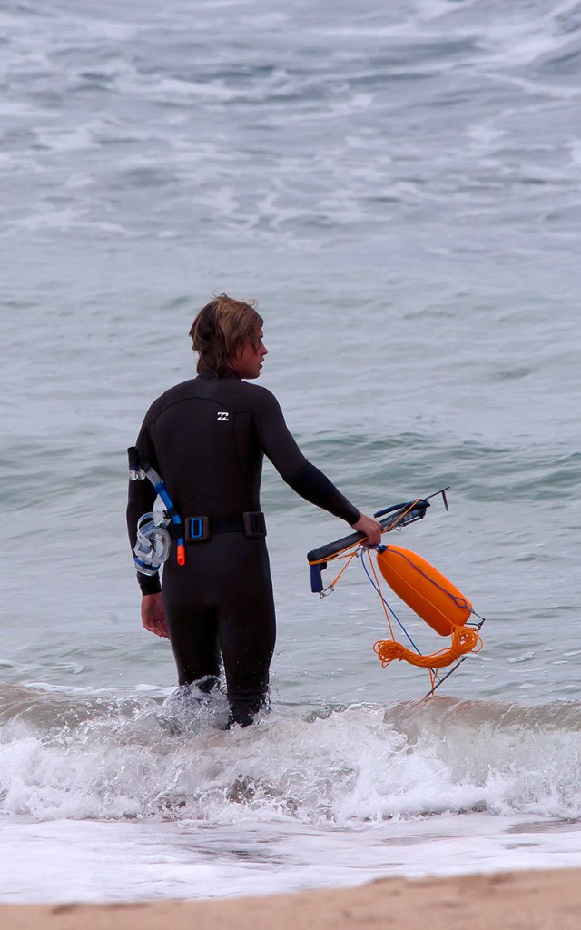 I would have preferred to see this diver holding camera gear in his hands.